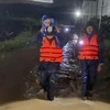 Lực lượng chức năng đến hỗ trợ người dân thành phố Bảo Lộc và huyện Đạ Huoai (Lâm Đồng) di dời tài sản và người đến nơi an toàn sau mưa lũ. (Ảnh: TTXVN phát)
