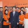 Chủ tịch Quốc hội Vương Đình Huệ với các cán bộ, nhân viên của FPT tại Indonesia. (Ảnh: Doãn Tấn/TTXVN)