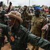 Trung tá Amadou Abdramane (thứ hai, phải, hàng sau), thành viên Hội đồng Quốc gia Bảo vệ Tổ quốc (CNSP) Niger tới dự cuộc míttinh của những người ủng hộ chính quyền quân sự tại Niamey, ngày 6/8/2023. (Ảnh: AFP/TTXVN)