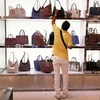 Khách hàng mua sắm túi xách Michael Kors tại một cửa hàng ở New York (Mỹ). (Nguồn: CNBC/Ảnh chụp màn hình)