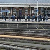 Hành khách chờ tàu hỏa tại nhà ga ở London (Anh) trong thời gian diễn ra cuộc đình công của các nhân viên đường sắt ngày 16/3/2023. (Ảnh: AFP/TTXVN)