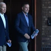 Tổng thống Mỹ Joe Biden (trái) và con trai Hunter Biden tại Johns Island, bang Nam Carolina ngày 13/8/2022. (Ảnh: AFP/TTXVN)