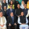 Thủ tướng Pakistan Shahbaz Sharif (thứ hai, trái, hàng đầu) chụp ảnh chung với các nghị sỹ Quốc hội tại Islamabad, ngày 9/8/2023. (Ảnh: AFP/TTXVN)