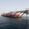 Tàu chở dầu FSO Safer ở ngoài khơi cảng Ras Issa thuộc tỉnh Hodeidah (Yemen) ngày 15/7/2023. (Ảnh: THX/TTXVN)