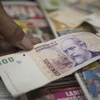 Đồng tiền mệnh giá 100 peso của Argentina. (Ảnh: AFP/TTXVN)