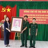Phó Chủ tịch nước Võ Thị Ánh Xuân tặng ảnh Bác Hồ cho Đồn Biên phòng Cửa khẩu Hoàng Diệu. (Ảnh: K GỬIH/TTXVN)