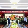Phó Thủ tướng Chính phủ Trần Hồng Hà tặng hoa chúc mừng Bộ Tư lệnh Cảnh vệ nhân 78 năm ngày truyền thống lực lượng Công an Nhân dân. (Nguồn: Cổng thông tin điện tử Bộ Công an)