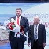 Ông Lê Minh Triết (phải), Chủ tịch Hội Hữu nghị Việt Nam-Hungary Thành phố Hồ Chí Minh chúc mừng ông Lehocz Gabor, Tổng Lãnh sự Hungary tại Thành phố Hồ Chí Minh. (Ảnh: Xuân Khu/TTXVN)