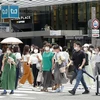 Người dân di chuyển trên đường phố tại thủ đô Tokyo (Nhật Bản). (Ảnh: Kyodo/TTXVN)