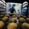 Sản xuất Bánh Trung thu của Công ty Cổ phần Bánh Mứt Kẹo Hà Nội. (Ảnh: Vũ Sinh/TTXVN)