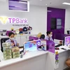 Khách hàng giao dịch tại TPBank. (Ảnh: Vietnam+)