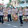 Biểu diễn gánh hoa đặc trưng ngư dân miền biển trong lễ hội đường phố Sắc màu Bình Thuận. (Ảnh: Nguyễn Thanh/TTXVN)