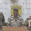 Phát ngôn viên Ủy ban Chuyển tiếp và Khôi phục Thể chế (CTRI) Gabon - được lập ra sau cuộc binh biến của nhóm sỹ quan cấp cao quân đội nước này - Đại tá Ulrich Manfoumbi Manfoumbi (giữa) phát biểu trên truyền hình ngày 2/9/2023. (Ảnh: AFP/TTXVN)