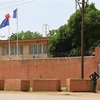 Cảnh sát quốc gia Niger gác bên ngoài Đại sứ quán Pháp ở Niamey, ngày 27/8/2023. (Ảnh: AFP/TTXVN)