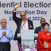 Ứng viên tranh cử Tổng thống Singapore, cựu Bộ trưởng cấp cao Tharman Shanmugaratnam (giữa) phát biểu tại trung tâm bầu cử ở Thủ đô Singapore, ngày 22/8/2023. (Ảnh: AFP/TTXVN)