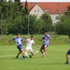 Pha tranh bóng giữa các cầu thủ đội FC Berlin (áo trắng) và đội FC Miền Trung. (Ảnh: Vietnam+)