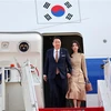 Tổng thống Hàn Quốc Yoon Suk Yeol cùng phu nhân tới sân bay ở New Delhi (Ấn Độ), ngày 8/9/2023. (Ảnh: Yonhap/TTXVN)