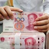 Đồng tiền mệnh giá 100 nhân dân tệ của Trung Quốc. (Ảnh: AFP/TTXVN)