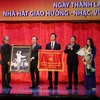 Tặng Cờ Thi đua của Ủy ban Nhân dân Thành phố Hồ Chí Minh cho Nhà hát Giao hưởng, Nhạc-Vũ kịch nhân dịp Kỷ niệm 30 năm thành lập. (Ảnh: Thu Hương/TTXVN)