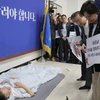 Các nhà lập pháp kêu gọi ông Lee Jae-myung (nằm trên sàn) chấm dứt tuyệt thực. (Ảnh: Yonhap/The Korea Herald)