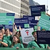 Nhân viên y tế tham gia cuộc biểu tình tại Berlin (Đức), ngày 20/9/2023. (Ảnh: AFP/TTXVN)