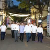 Đại sứ Cuba tại Việt Nam Orlando Nicolas Hernandez Guillen cùng các đại biểu tham quan tuyến phố đi bộ ẩm thực Đảo Ngọc-Ngũ Xã và thưởng thức món ăn đặc sản của Quận Ba Đình. (Ảnh: TTXVN phát)
