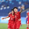 Bích Thùy (15) cùng đồng đội mừng bàn thắng thứ hai cho Đội tuyển Nữ Việt Nam vào lưới Nepal. (Ảnh: Hoàng Linh/TTXVN)