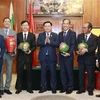Chủ tịch Quốc hội Vương Đình Huệ tặng quà lưu niệm cho các Đại sứ Việt Nam tại Bulgaria, Séc, Romania, Slovakia, Hy Lạp và Thổ Nhĩ Kỳ. (Ảnh: Doãn Tấn/TTXVN)