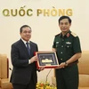 Đại tướng Phan Văn Giang trao quà lưu niệm tặng Đại sứ Sengphet Houngboungnuang. (Nguồn: Quân đội nhân dân)