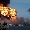 Khói lửa bốc lên từ các đám cháy tại kho chứa dầu gần thành phố Matanzas (Cuba), ngày 9/8/2022. (Ảnh: AFP/TTXVN)