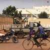 Binh sỹ Burkina Faso được triển khai trên đường phố Ouagadougou. (Ảnh: AFP/TTXVN)