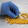 Nhân viên Cơ quan Chống Ma túy kiểm tra thuốc giảm đau fentanyl tại phòng thí nghiệm ở New York (Mỹ). (Ảnh: AFP/TTXVN)
