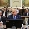 Cựu Tổng thống Mỹ Donald Trump (giữa, hàng đầu) tại phiên xét xử của Tòa án quận Manhattan, bang New York (Mỹ), ngày 2/10/2023. (Ảnh: USA Today/TTXVN)