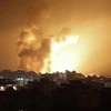 Khói lửa bốc lên từ các tòa nhà sau khi Israel oanh tạc thành phố Gaza ngày 8/10/2023. (Ảnh: AFP/TTXVN)