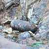 Quả bom được phát hiện bên bờ suối ở huyện Văn Yên (Yên Bái). (Ảnh: TTXVN phát)