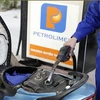 Một điểm kinh doanh xăng, dầu của Petrolimex. (Ảnh: Trần Việt/TTXVN)