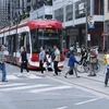 Người dân trên đường phố tại Toronto, Ontario (Canada), ngày 16/6/2023. (Ảnh: THX/TTXVN)
