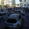 Nhiều xe ôtô bị cháy sau vụ không kích của Israel vào Bệnh viện Al-Ahli ở Dải Gaza, ngày 18/10/2023. (Ảnh: THX/TTXVN)