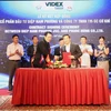 Ký kết hợp tác giữa các công ty của Việt Nam và Campuchia. (Ảnh: Quang Anh/TTXVN)