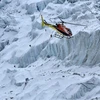 Trực thăng bay trên núi thuộc khu vực Everest (Nepal). (Ảnh: AFP/TTXVN)