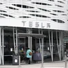 Một cửa hàng của Tesla ở Santa Monica, California (Mỹ). (Ảnh: AFP/TTXVN)