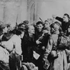 V.I.Lenin với các chiến sỹ cách mạng trong Cung điện Smolny chiều 6/11/1917, trực tiếp lãnh đạo cuộc khởi nghĩa. (Ảnh: Tư liệu TTXVN)
