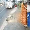 Chiếc xe tải lấn làn vượt ẩu, đè lên xe máy phía trước. (Nguồn: Lâm Đồng Online)