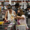 Người dân mua sắm tại siêu thị ở Foster (Mỹ). (Ảnh: THX/TTXVN)