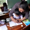 Cô Phạm Thị Thơm miệt mài giảng dạy cho những học trò nghèo. (Nguồn: Tin tức)