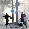 Người dân hoảng loạn sau vụ tấn công của Israel nhằm vào bệnh viện ở thành phố Gaza ngày 1/11/2023. (Ảnh: AFP/TTXVN)