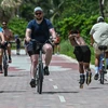 Người dân tập thể dục tại Miami (Mỹ), ngày 16/7/2023. (Ảnh: AFP/TTXVN)