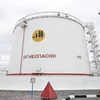 Bể chứa dầu tại cơ sở lọc dầu Antipinsky của Nga. (Ảnh: TASS/TTXVN)