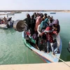 Thuyền chở người di cư được giải cứu vào cảng ở Garabulli (Libya) ngày 25/3/2023. (Ảnh: AFP/TTXVN)