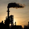 Khí thải từ nhà máy lọc dầu ở Houston, Texas (Mỹ). (Ảnh: AFP/TTXVN)